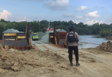 Personel Ops Nusantara Polda Kaltim Laksanakan Pengamanan Bongkat Muat Material Pembangunan IKN