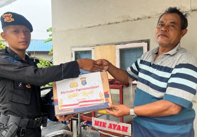 Peduli Sesama, Sat Brimob Polda Kaltim Salurkan Paket Sembako melalui Program ‘Jumat Berkah’