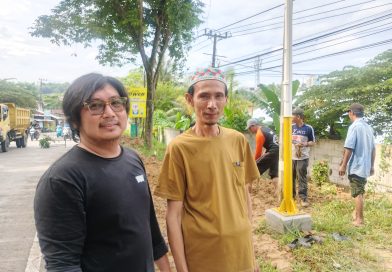 Cegah Mobil Amblas, Ketua RT 31 Graha Indah Ajak Warga Gotong Royong Ratakan Jalan Poros Projakal