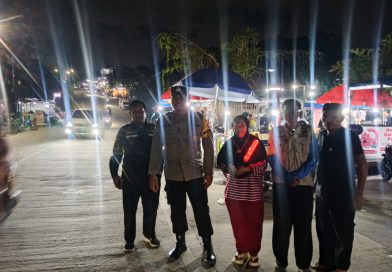 Amankan Malam Takbiran, Bhabinkamtibmas Graha Indah Patroli Bersama FKPM di Pasar Malam Taman Sari RT 64 Amankan Malam Takbiran, Bhabinkamtibmas Graha Indah Patroli Bersama FKPM di Pasar Malam Taman Sari RT 64