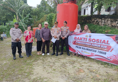 Bakti Sosial HUT Bhayangkara ke-80: Wakapolsek Balikpapan Utara Serahkan Sumur Bor dari Kapolda Kaltim