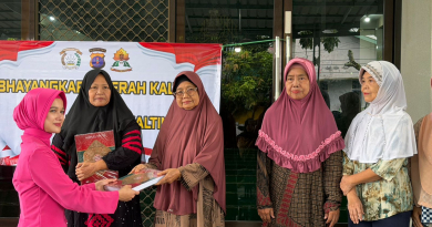 Polwan Polda Kaltim dan Bhayangkari Berbagi Kebahagiaan, Salurkan Ratusan Nasi Kotak dan Al-Qur’an di Masjid Ar-Rahman Polwan Polda Kaltim dan Bhayangkari Berbagi Kebahagiaan, Salurkan Ratusan Nasi Kotak dan Al-Qur’an di Masjid Ar-Rahman