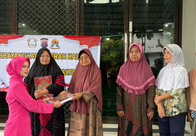 Polwan Polda Kaltim dan Bhayangkari Berbagi Kebahagiaan, Salurkan Ratusan Nasi Kotak dan Al-Qur’an di Masjid Ar-Rahman Polwan Polda Kaltim dan Bhayangkari Berbagi Kebahagiaan, Salurkan Ratusan Nasi Kotak dan Al-Qur’an di Masjid Ar-Rahman