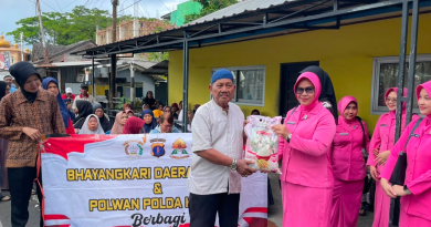 Polwan dan Bhayangkari Polda Kaltim Salurkan 150 Karung Beras untuk Warga Gunung Bahagia Polwan dan Bhayangkari Polda Kaltim Salurkan 150 Karung Beras untuk Warga Gunung Bahagia