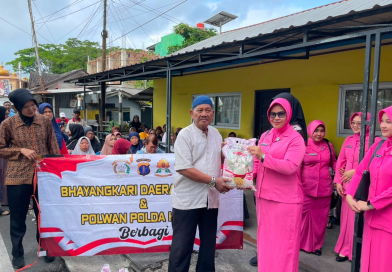 Polwan dan Bhayangkari Polda Kaltim Salurkan 150 Karung Beras untuk Warga Gunung Bahagia Polwan dan Bhayangkari Polda Kaltim Salurkan 150 Karung Beras untuk Warga Gunung Bahagia
