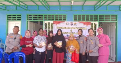 Polwan dan Bhayangkari Itwasda Polda Kaltim Berbagi, Salurkan Bantuan untuk Warga