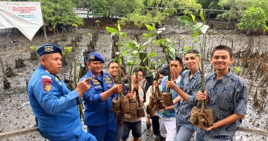 Polairud Polda Kaltim Bersama Mahasiswa KKN Uniba Tanam 100 Bibit Mangrove di Margomulyo Polairud Polda Kaltim Bersama Mahasiswa KKN Uniba Tanam 100 Bibit Mangrove di Margomulyo