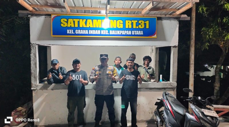 Rutin Sambangi Pos Satkamling, Bhabinkamtibmas Graha Indah Perkuat Sinergi Kamtibmas