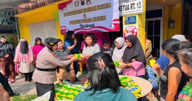Polwan Polda Kaltim dan Bhayangkari Salurkan 150 Paket Gula untuk Warga Karang Joang Polwan Polda Kaltim dan Bhayangkari Salurkan 150 Paket Gula untuk Warga Karang Joang