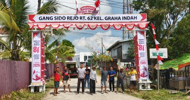 Antusias Warga Sidoarjo RT 62 Gotong Royong Hiasi Gapura Sambut HUT RI ke-81