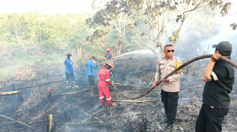 SIGAP! SATGAS KARHUTLA DAN 3 PILAR PADAMKAN API DI LAHAN KOSONG SEPINGGAN