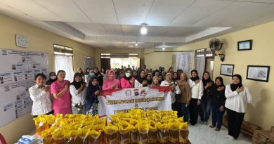 Polwan dan Bhayangkari Ditreskrimsus Polda Kaltim Salurkan 300 Liter Minyak Goreng untuk Warga Kelurahan Damai