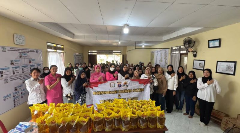 Polwan dan Bhayangkari Ditreskrimsus Polda Kaltim Salurkan 300 Liter Minyak Goreng untuk Warga Kelurahan Damai