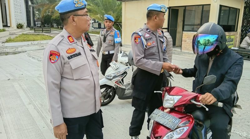 SIPROPAM POLRESTA BALIKPAPAN RUTIN GAKTIBPLIN DI PINTU MASUK MAKO, PERKETAT DISIPLIN PERSONEL