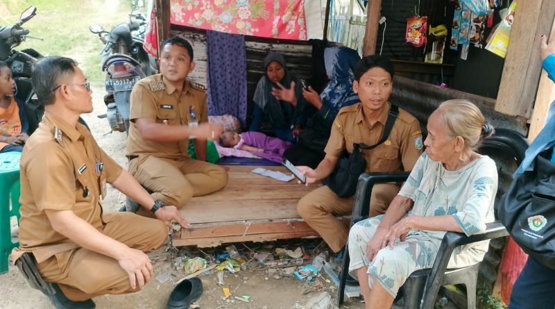 VIRAL VIDEO NENEK DI GRAHA INDAH DILURUSKAN: YANG BILANG TIDAK LAYAK BUKAN PETUGAS KELURAHAN, TAPI ANAK ANGKATNYA – CAMAT DAN LURAH LANGSUNG KASIH BANTUAN BERAS*