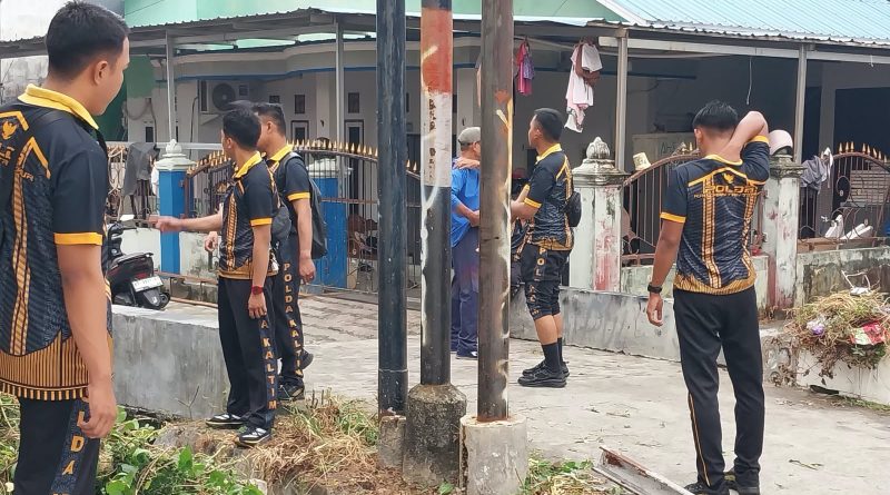 Antisipasi Banjir Musim Hujan, Polresta Balikpapan Gelar Kerja Bakti Bersihkan Drainase di Sepinggan Raya
