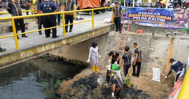Antisipasi Banjir, Polda Kaltim Bersama Warga Mekar Sari Bersihkan Saluran Drainase