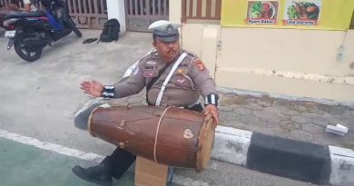 Humanis! Aiptu Iwan Personel Sat Lantas Polresta Balikpapan Hibur Warga Lewat Tabuh Gendang Jawa Humanis! Aiptu Iwan Personel Sat Lantas Polresta Balikpapan Hibur Warga Lewat Tabuh Gendang Jawa
