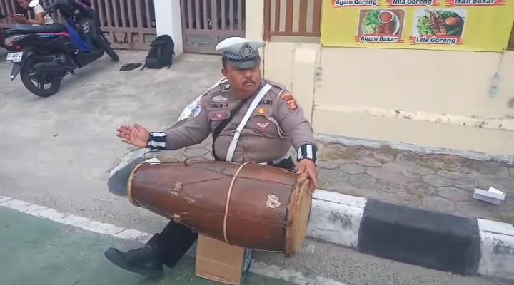 Humanis! Aiptu Iwan Personel Sat Lantas Polresta Balikpapan Hibur Warga Lewat Tabuh Gendang Jawa Humanis! Aiptu Iwan Personel Sat Lantas Polresta Balikpapan Hibur Warga Lewat Tabuh Gendang Jawa