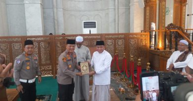 JUMAT KELILING DI ISLAMIC CENTER: POLISI BUKAN HANYA PENGAMAN, TAPI HAMBA ALLAH YANG SHOLAT BERSAMA MASYARAKAT