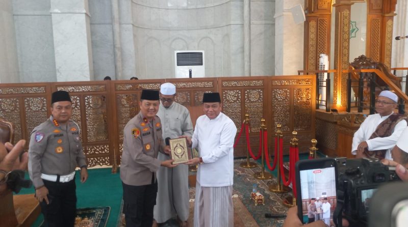 JUMAT KELILING DI ISLAMIC CENTER: POLISI BUKAN HANYA PENGAMAN, TAPI HAMBA ALLAH YANG SHOLAT BERSAMA MASYARAKAT